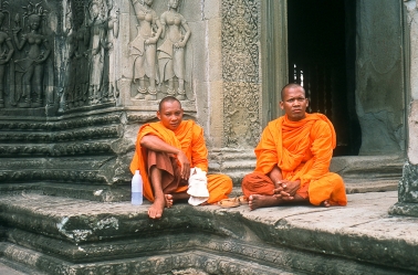 Mönche vor Aspararelief in Angkor Wat, Kambodscha 2003