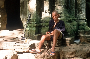 Musikant in den Ruinen von Preah Khan, Kambodscha