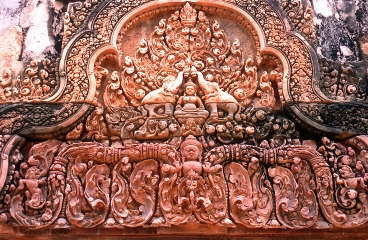 Relief im hinduistischen Banteay Srei Tempel aus dem 10. Jahrhundert, Kambodscha