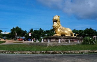 Goldene Löwen in Sihanoukville, Kambodscha 2001
