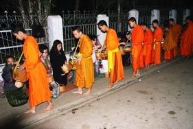 Mönche sind sehr respektiert in Laos,- hier bekommen sie Ihren täglichen Reis