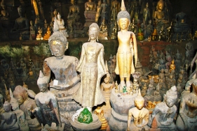 Buddhastatuen in der Höhle Pak Ou nahe Luang Prabang