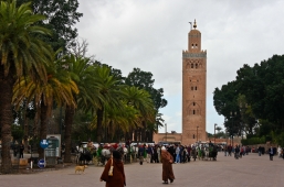 Marrakesch, Djemaa el Fna mit Minarett der Koutoubia Moschee