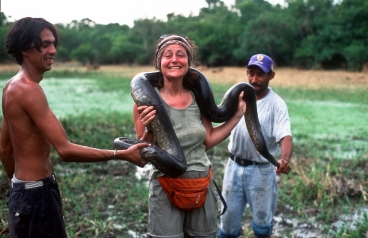 Astrid mit einer Anaconda als Halsschmuck in den Feuchtsavannen am Rio Apure
