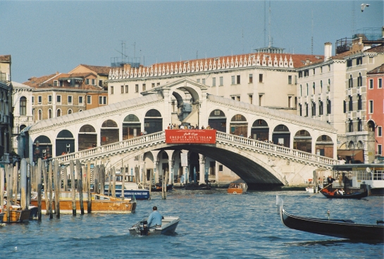 ITALIEN, Rialtobrücke über den Canal Grande in Venedig, Weltkulturerbe der UNESCO