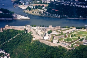 Festung Ehrenbreitstein, im Hintergrund das Deutsche Eck und Moselmuendung, Koblenz