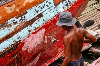 Bootslack wird aufgebracht im alten Hafen von Jakarta