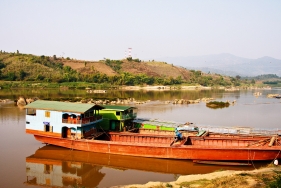 Mekong, wichtigster Verkehrsweg in Laos