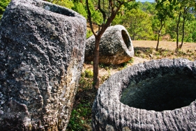LAOS, Welterbe Megalithische Steinkrüge in Xieng Khouang