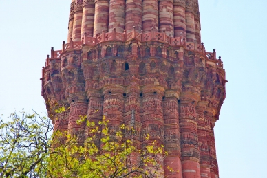 INDIEN, Qubt Minar, frühe Indoislamische Architektur um 1200, Weltkulturerbe der UNESCO