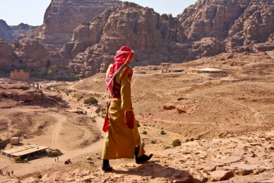 Beduine in Uniform vor dem Palastgrab in Petra