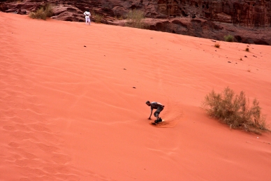 Surfen auf einer Düne im Wadi Rum