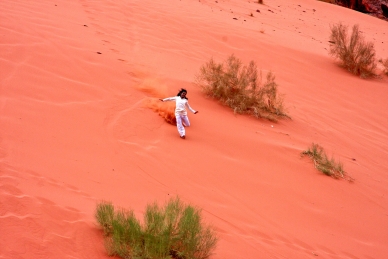 Spass auf einer Düne im Wadi Rum