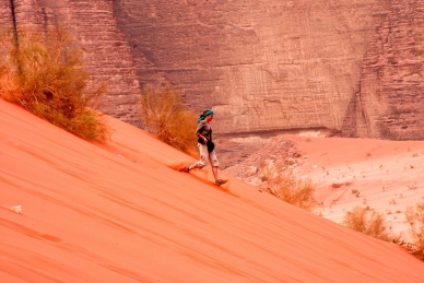 Auf einer Düne im Wadi Rum