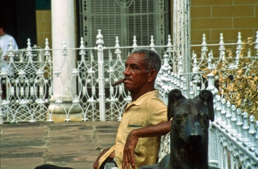 Fumador auf der Plaza Mayor, Trindad, Kuba