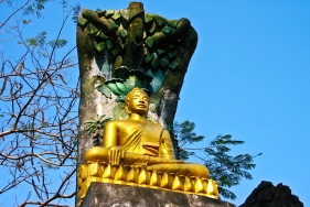 Buddhastatue im Vat Chom Si nahe Luang Prabang, Laos
