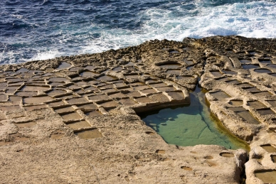 Salzbecken in Xlendi auf Gozo, Malta