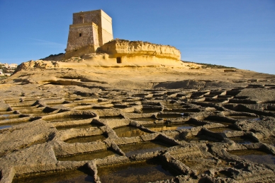 Salzbecken und Xlendi Tower auf Gozo