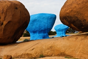  bemalte Granitfelsen bei Tafraroute, Antiatlas, Marokko