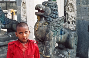 Junge vor Tempelfigur in Swayambhunath