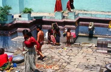 Öffentliche Wasserstelle und Bad in Kathmandu