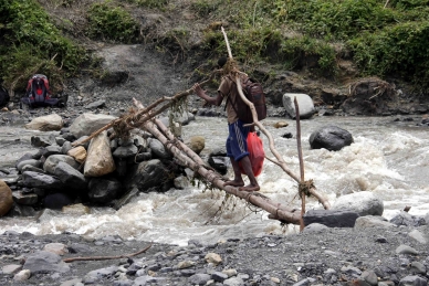 Brücke im Hochland von West-Papua