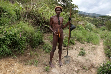 Penisköcher ist oft einziges Kleidungsstück der Bauern im Hochland von West-Papua