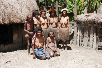 Traditionell gekleidete Dani Frauen in Jiwika