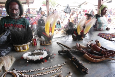 Traditioneller Schmuck auf dem Markt in Wamena