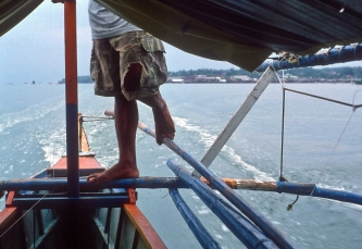 Bootsführer am Steuer auf Samar, Visayas, Philippinen