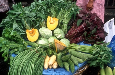 Gemüsekorb auf dem Markt in Davao, Mindanao