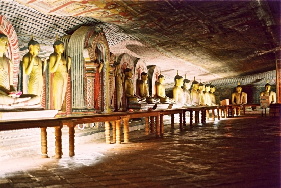 Buddhas in einem Höhlentempel in Dambulla, Sri Lanka