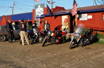 Biker vor dem Howling Dog, Kultkneipe nahe Fairbanks