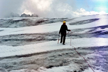 Mit Steigeisen und am Seil gesichert überqueren wir den Gletscher