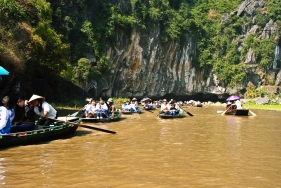  Bootsfahrt im Van Long Naturreservat bei Ninh Binh, Vietnam 