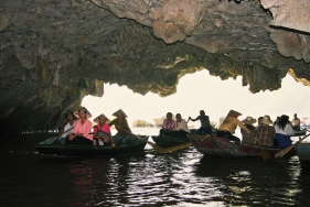 Die Höhlen von Van Long sind ein beliebtes Ausflugsziel bei Ninh Binh, Vietnam