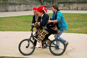 Black Hmong Frauen üben Radfahren in Sapa, Vietnam