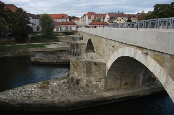 DEUTSCHLAND, Steinerne Brücke in Regensburg, Stadtamhof, Weltkulturerbe der UNESCO