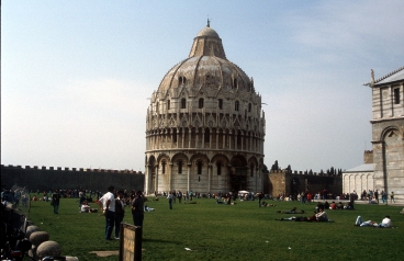 ITALIEN, Baptisterium auf dem Domplatz oder Piazza dei Miracoli in Pisa, Weltkulturerbe der UNESCO