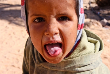 Beduinenjunge beim Luftholen, Sinai