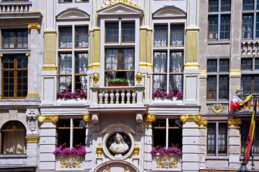 Neoklassizistische Hausfassade mit barocken Elementen in Brüssel, Belgien