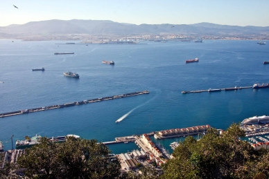  Hafeneinfahrt von Gibraltar, im Hintergrund Algeciras