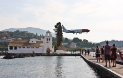  Landeanflug über das Kloster auf Wlacherna, Kanoni, Korfu