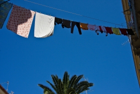 Wäsche hängt zum Trocknen in den Straßen von Kerkyra, Korfu