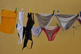 Wäsche hängt zum Trocknen in den Straßen, Kerkyra, Korfu
