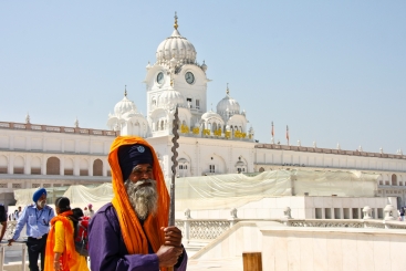 Sikh bewacht den Golden Temple in Amritsar, Punjab, Indien