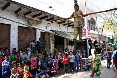 Strassenzirkus in Indien