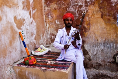 Musikant im Amber Fort, Rajasthan, Indien