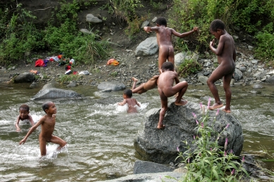 Kinder beim Baden in West Papua