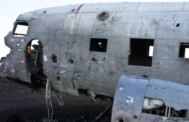 bruchgelandete Douglas C-117 der US Navy in einem Lavafeld bei Solheimasandar